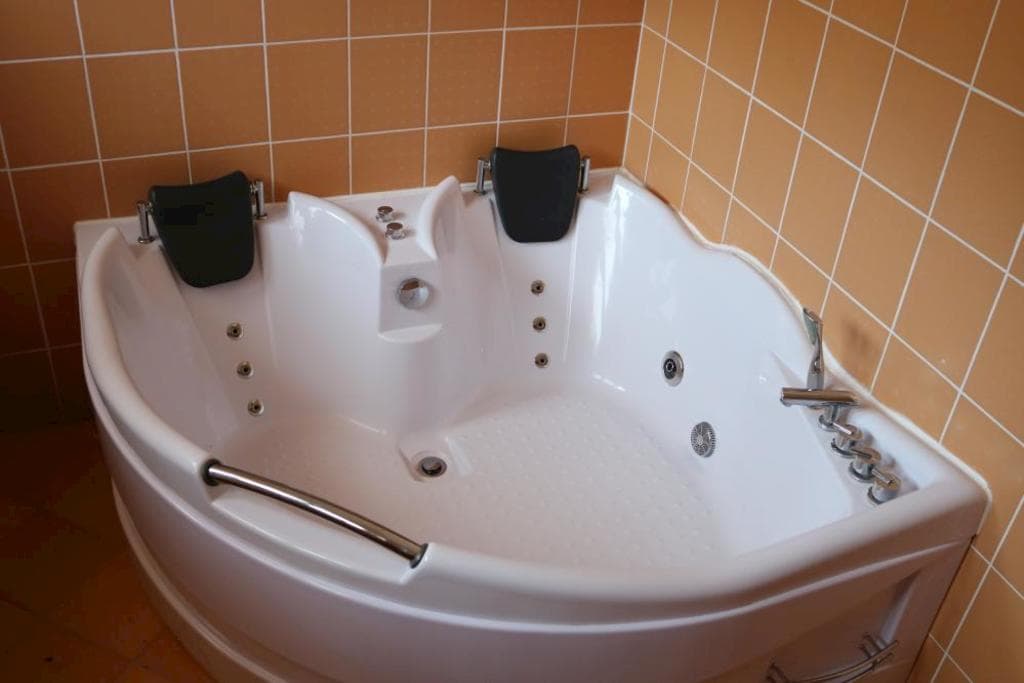 vířivka ve wellness centru - Apartmány Divoký Anděl