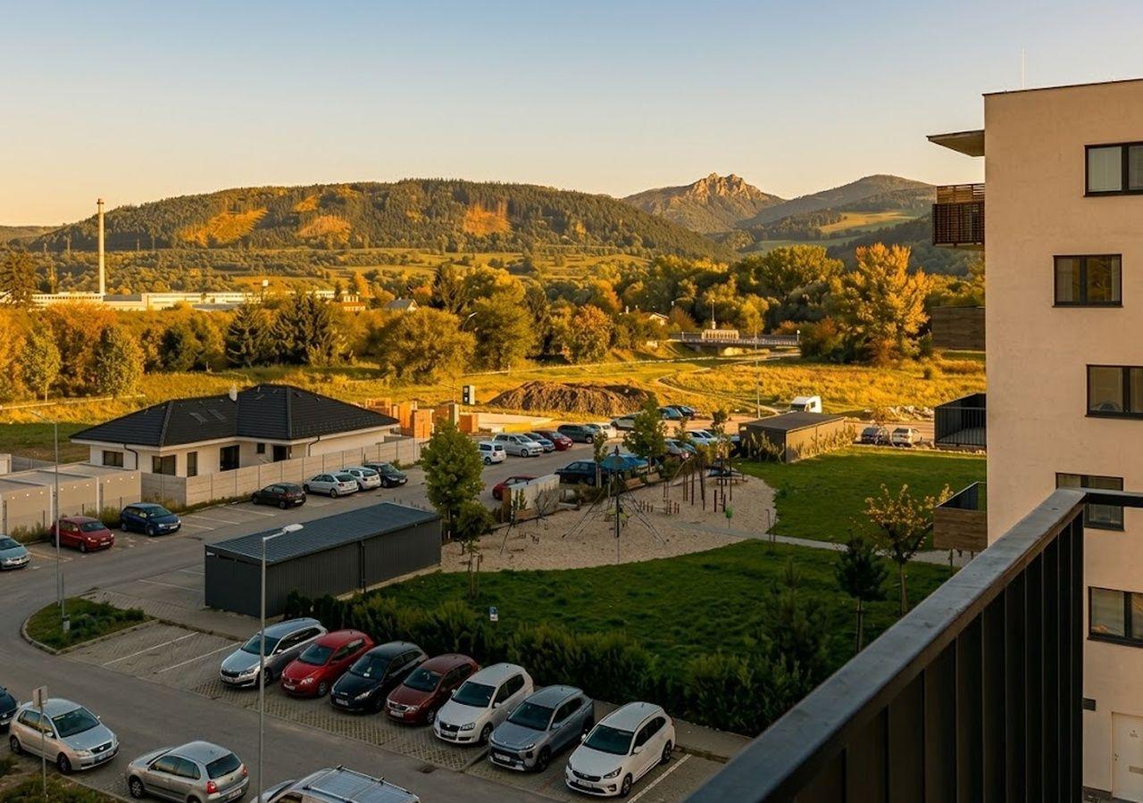 Výhľad z balkóna. - Útulný apartmán Bytča s balkónom a výhľadom na Súľovské skaly