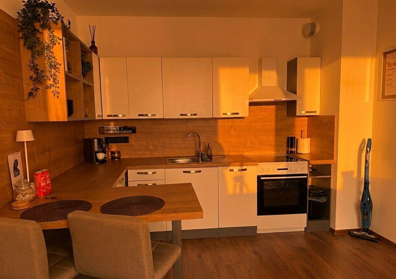 Plne vybavená kuchynská linka. - Útulný apartmán Bytča s balkónom a výhľadom na Súľovské skaly