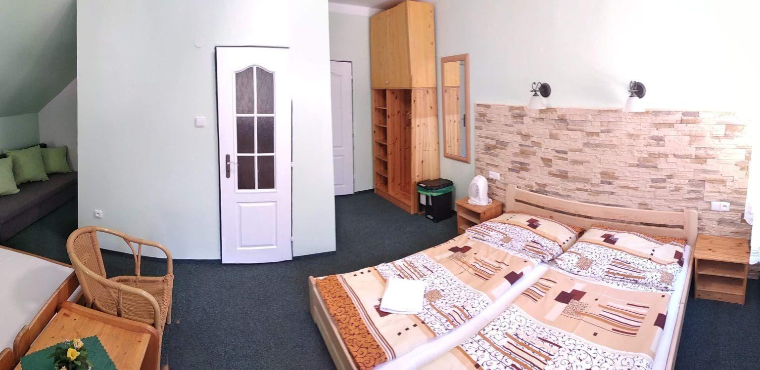 Dvoulůžkový pokoj s přistýlkami Dvoulůžkový pokoj s 2 přistýlkami - Penzion Bartošova pec