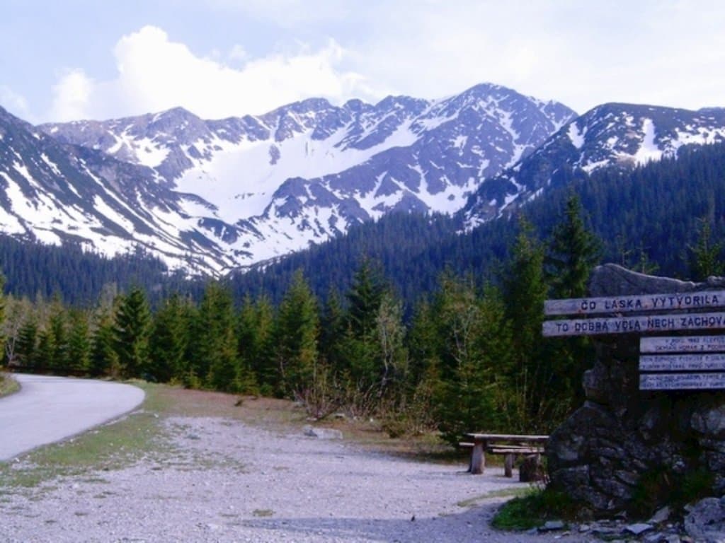 Pohľad na panorámu Roháčov 
z roháčskej cesty - Chata Leginus