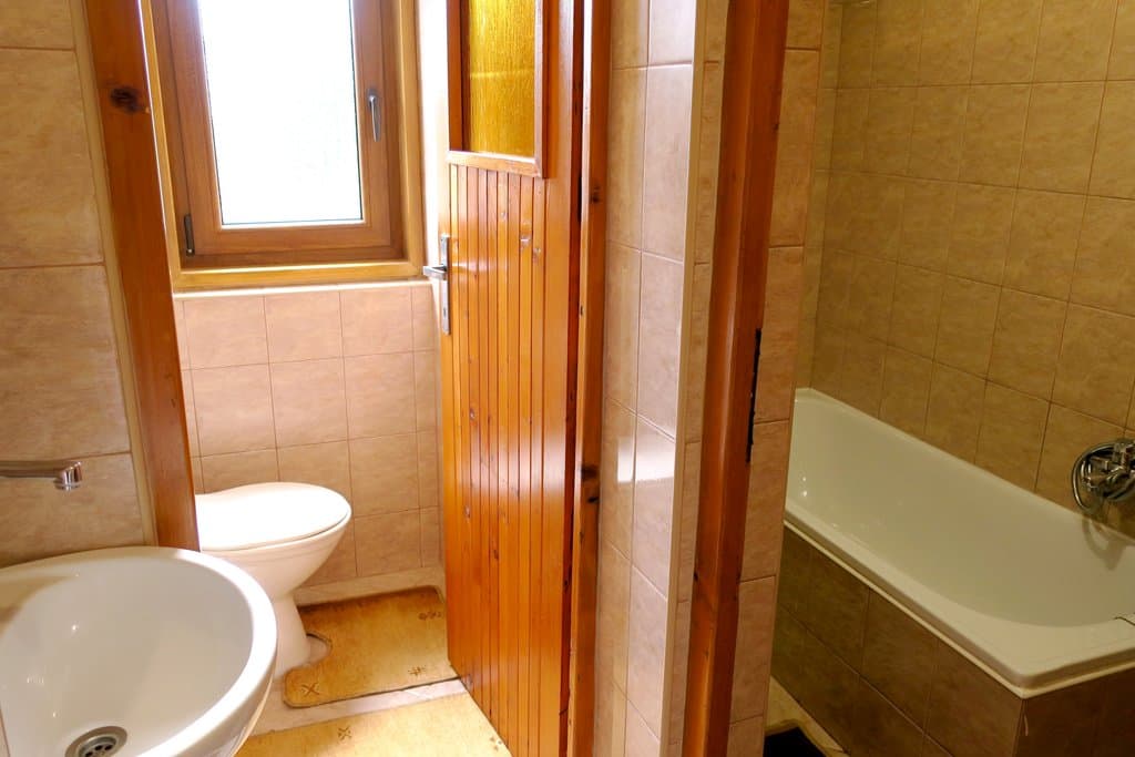 samostatná kúpeľňa, samostatné WC. chodbička s umývadlom - Chata Leginus