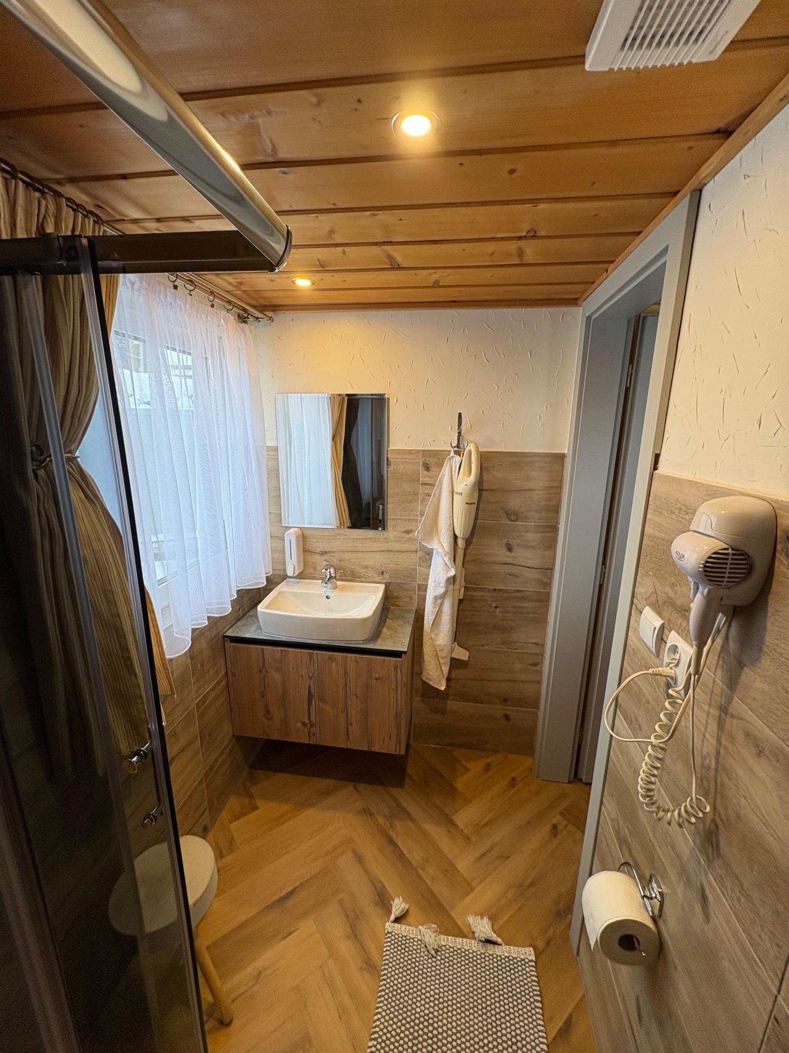 Badezimmer mit Toilette - Ferienhaus Studnička