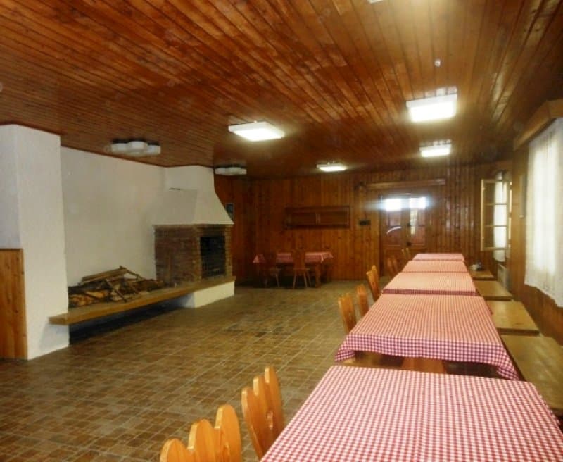 Veľká spoločenská miestnosť s krbom - Chata Kasárne
