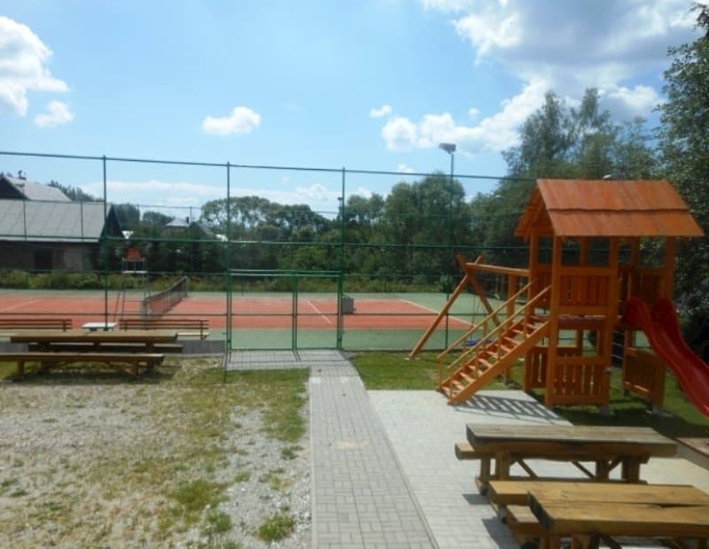 Tenisový kurt, detské preliezky a možnosť vonkajšieho posedenia - Chata Kasárne