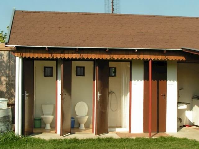 soc.zariadenie chatka č.5 - Chatky a apartmány Pod starým orechom - karavan - camp