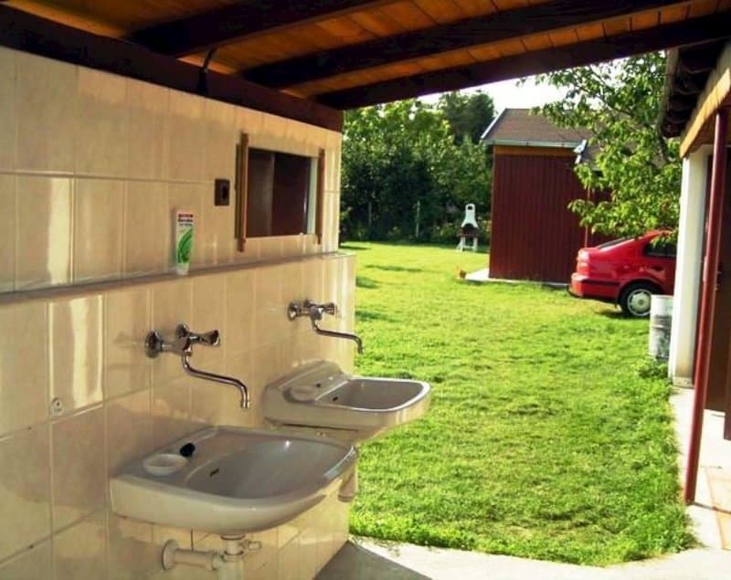 vonkajšie umývadlá v chatke č.5 - Chatky a apartmány Pod starým orechom - karavan - camp