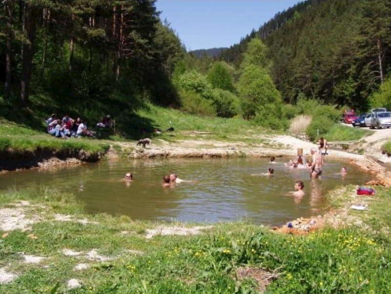 Prírodné jazierko v Kalamenoch - Domček pri vodopáde