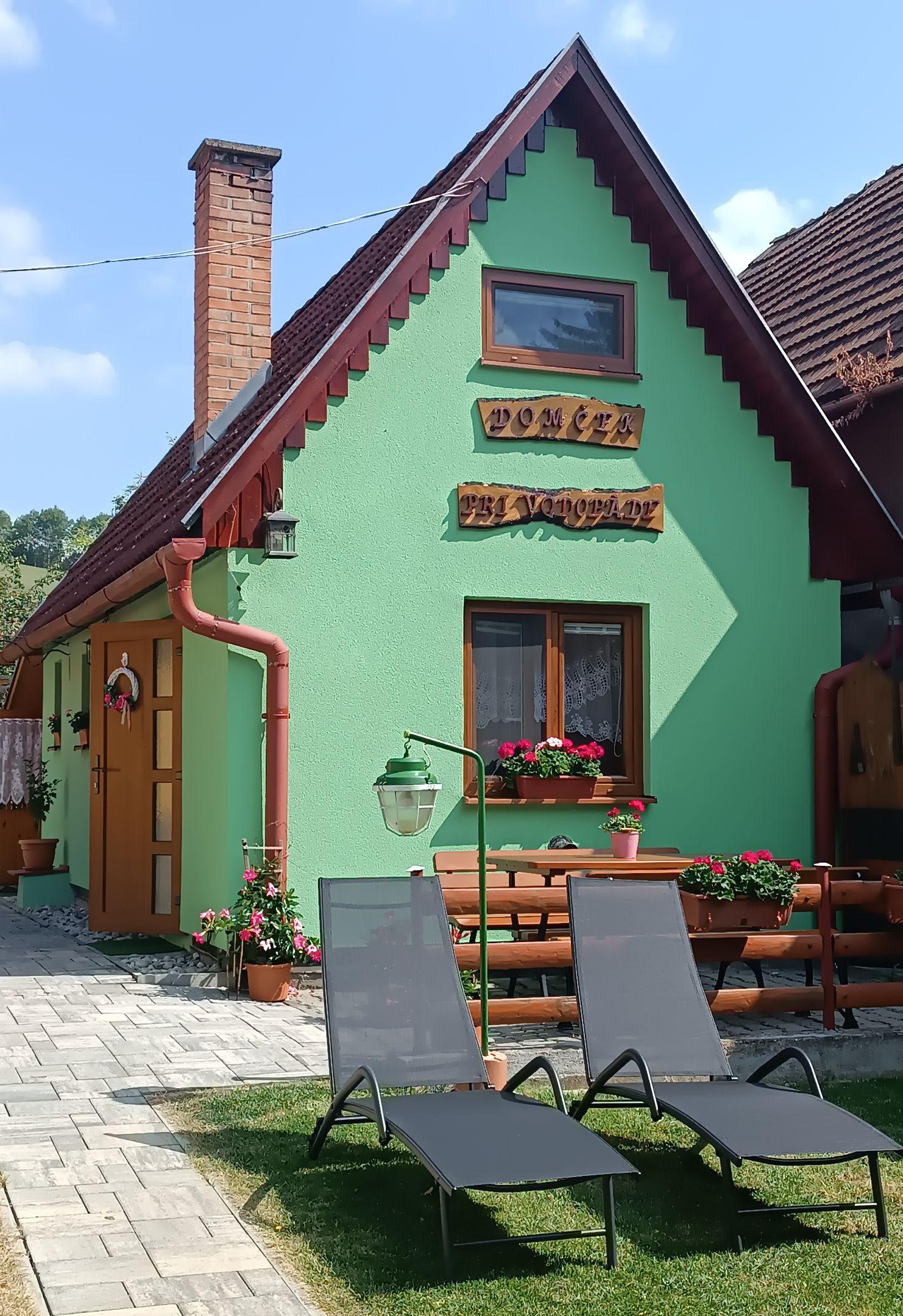 Domček pri vodopáde v lete
