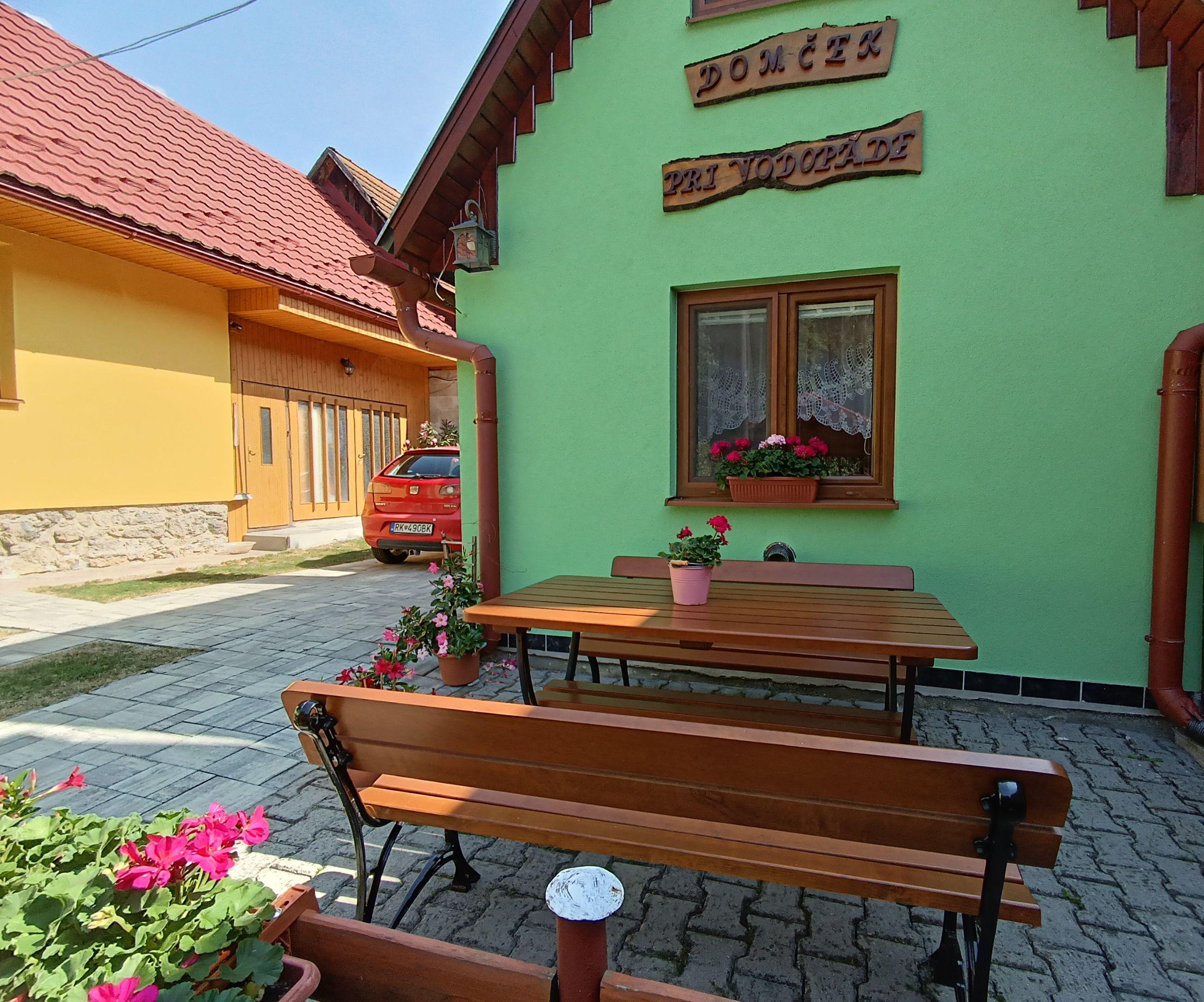 Vonkajšie sedenie pred domcekom - Domček pri vodopáde