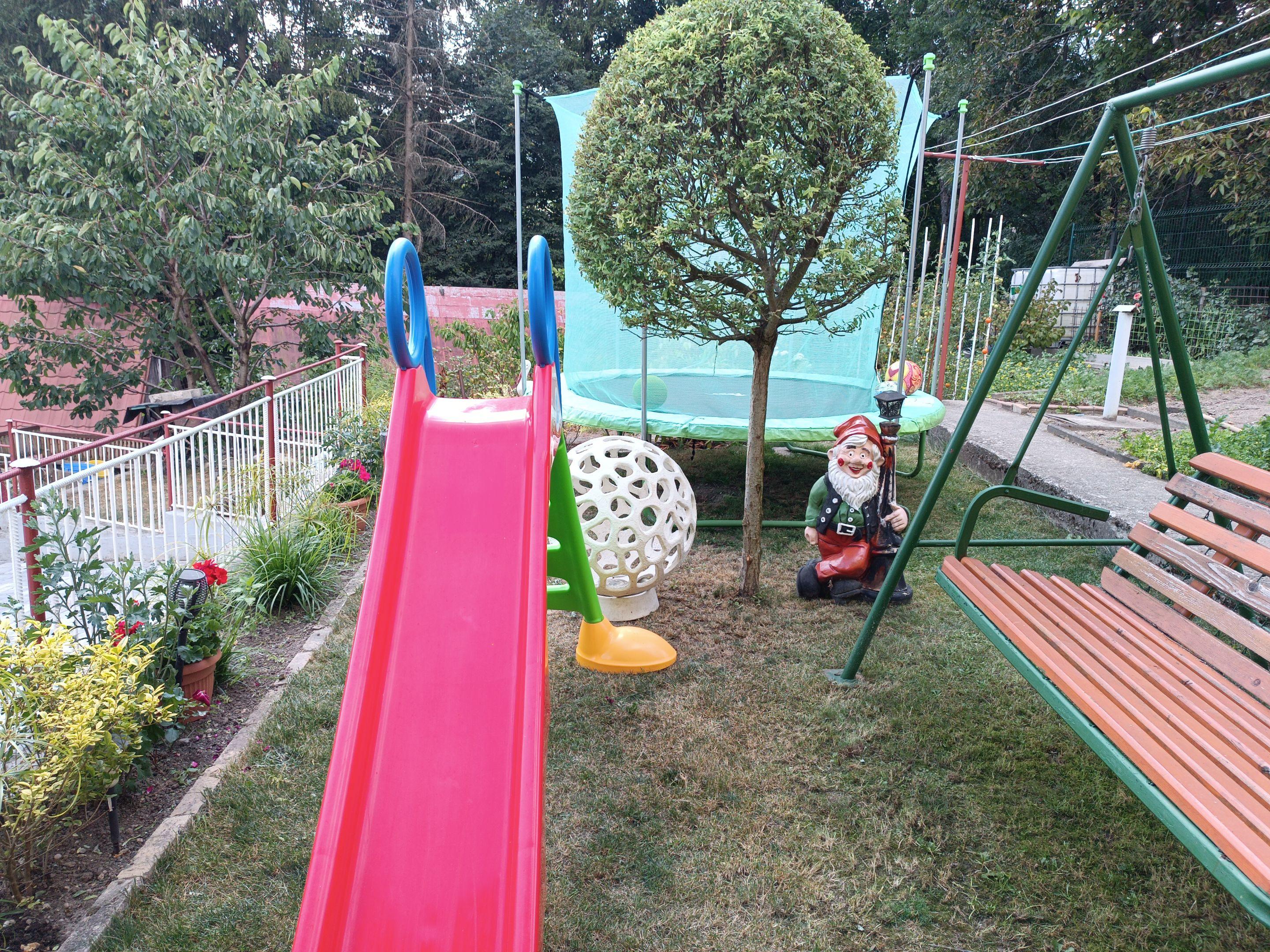 Niečo pre detičky - trampolína hojdačka a šmýkačka - Domček pri vodopáde