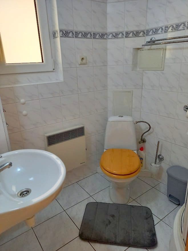 sprchový kút + WC na prízemí - Chalupa Liptovský Mikuláš
