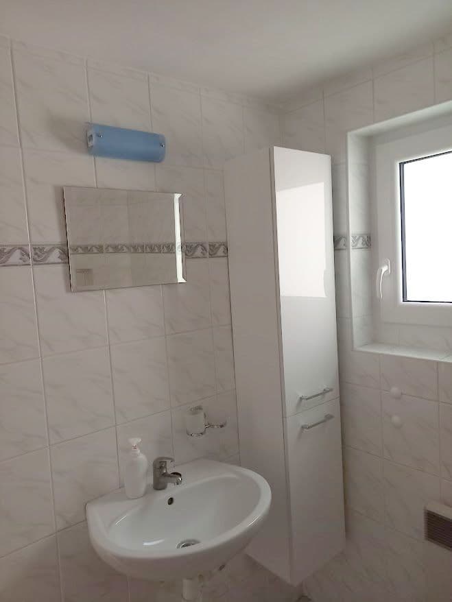 sprchový kút  + WC na prízemí - Chalupa Liptovský Mikuláš