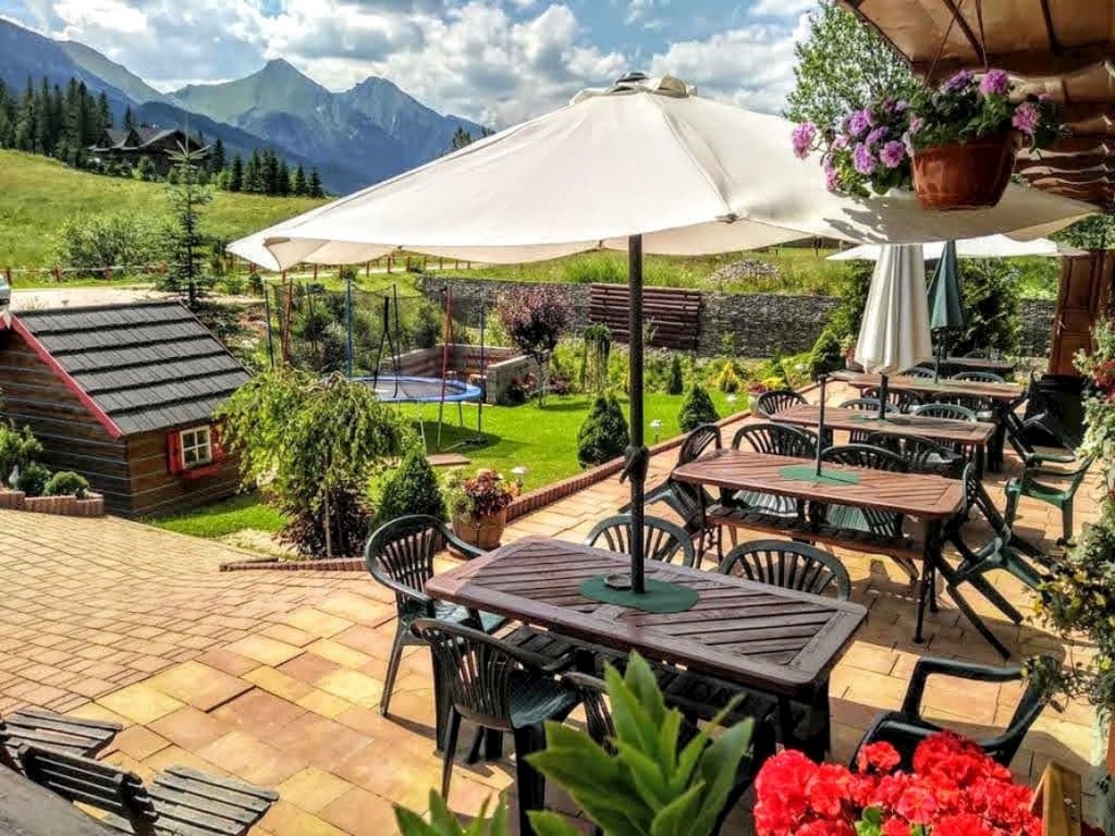 Terasa s výhľadom na Belianské Tatry. - Vila Panoráma a Chatka Antošák