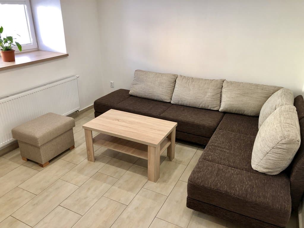 Spoločenská miestnosť s gaučom - Chata Orava pre rodiny