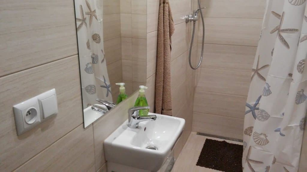 Kúpelňa so sprchovacím kútom - 1. poschodie - Chata Orava pre rodiny