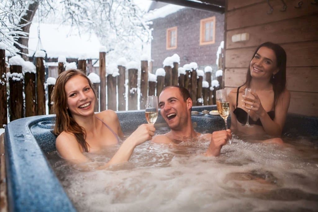 zábava v jakuzzi a kopec zážitkov - Wellness chata Zinka