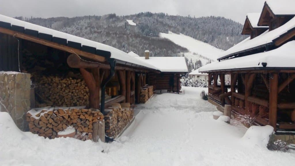 v pozadí lyžiarske stredisko Mraznica - Drevenica Southfork