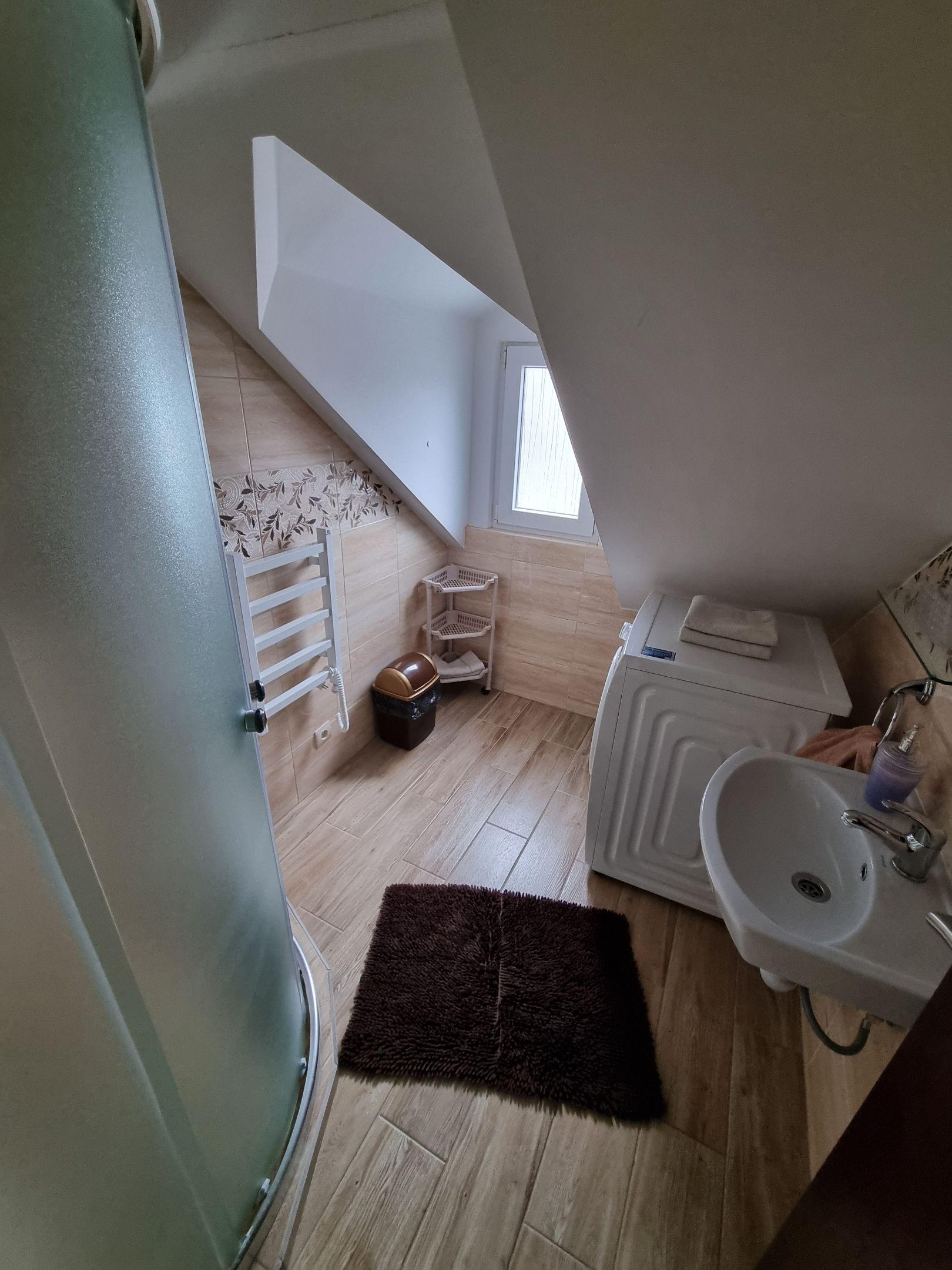 Kúpeľňa v podkroví - vybavená práčkou a sprchovacím kútom - Cyklo Chata