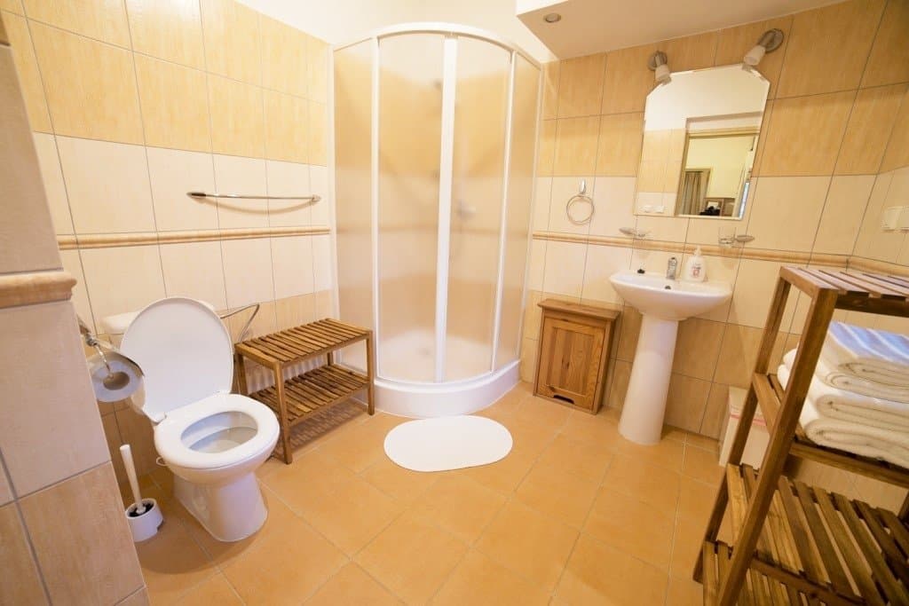 APT 2 a APT 4 - kúpeľňa s WC - Apartmánový dom Skalka