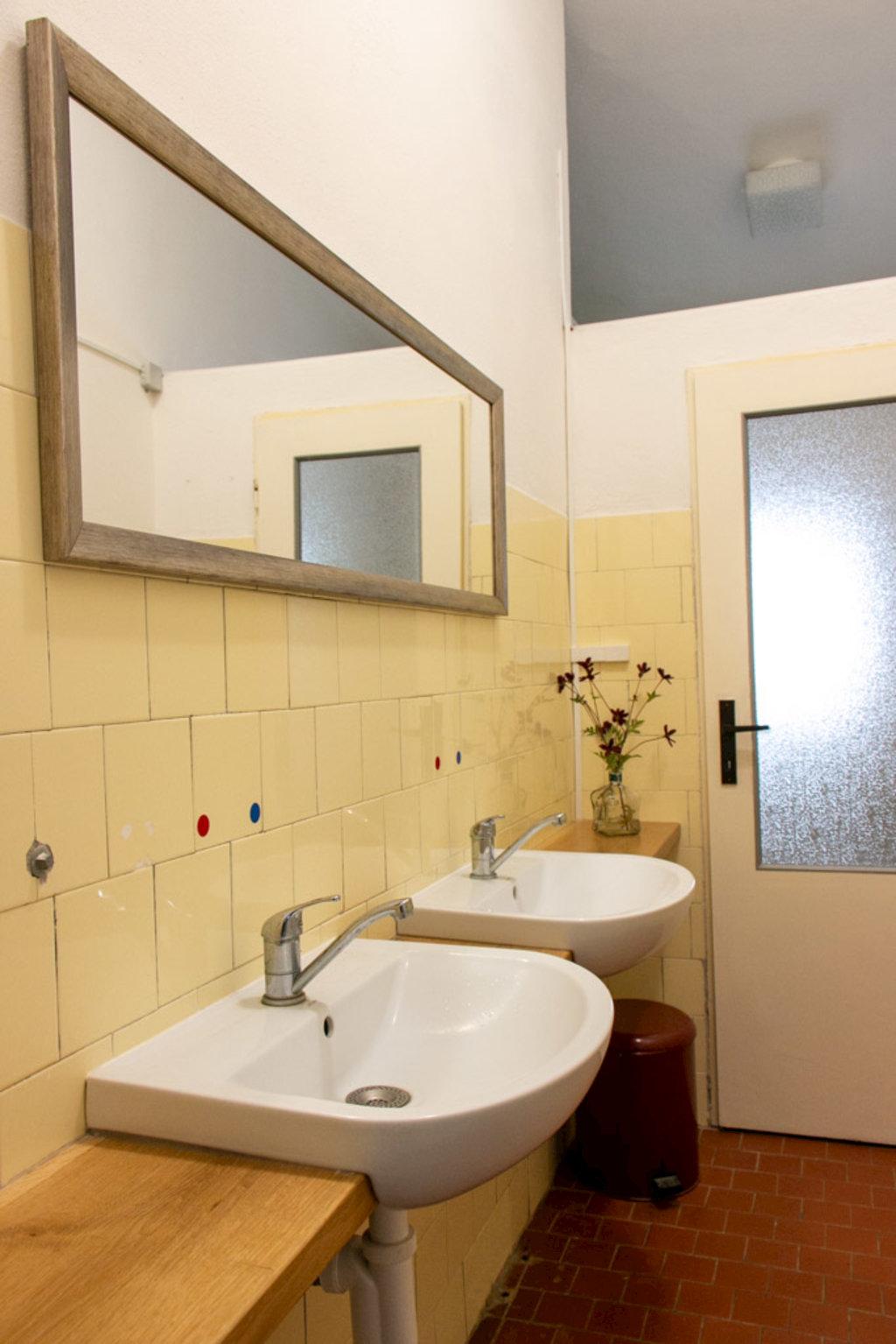 Chatky / Cottages KEMP (vnútorné umývadlá - sprchy / internal sinks - showers) - Rekreačné stredisko TURISTICKÝ RAJ