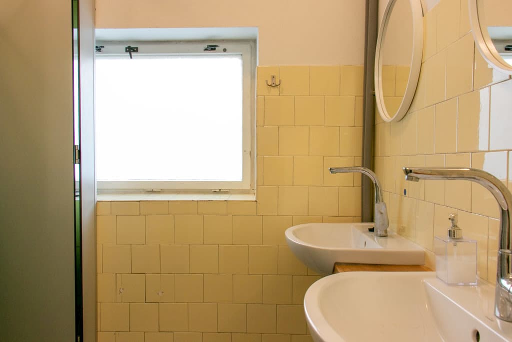 Chatky / Cottages KEMP (vnútorné umývadlá - sprchy / internal sinks - showers) - Rekreačné stredisko TURISTICKÝ RAJ
