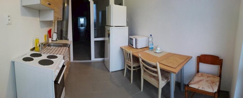 Kuchynka na 1. poschodí s balkonom. - Garni Hotel Slobi
