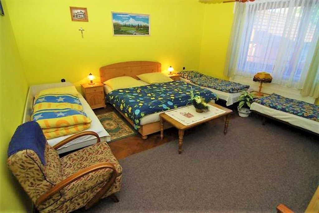 bedroom 2   3 , ladnička, umývadlo - Privát Henry