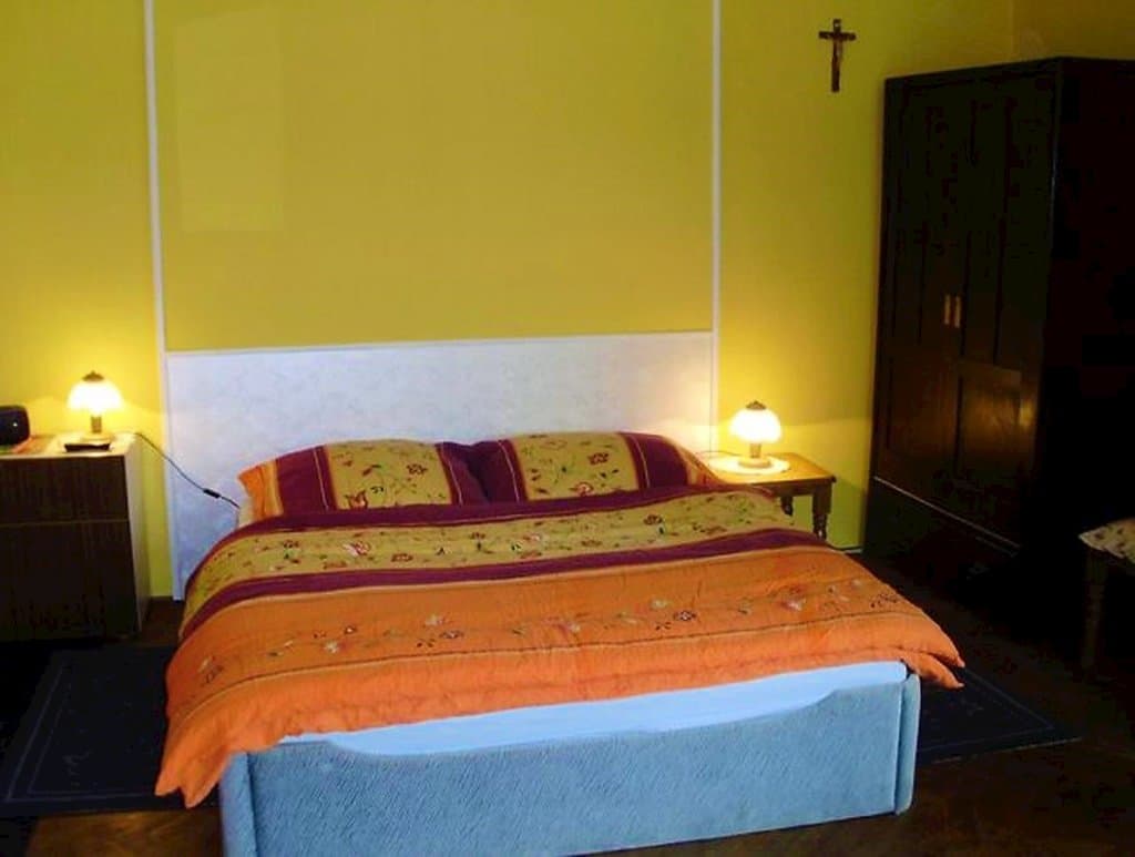 bedroom 2   1  1   1, TV sat , ladnička, umývadlo - Privát Henry