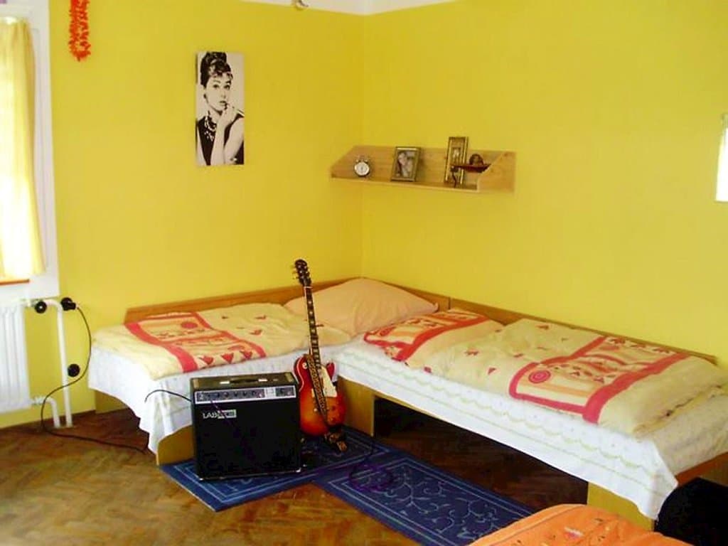 bedroom 2   1  1   1, TV sat , ladnička, umývadlo - Privát Henry