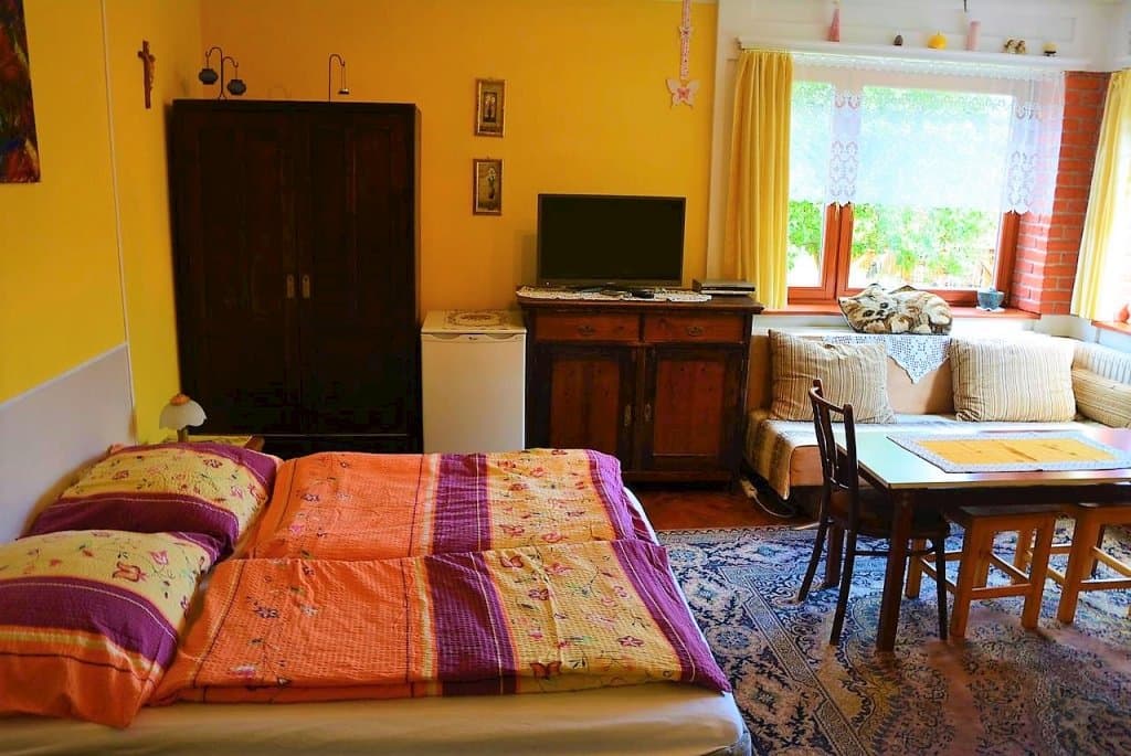 bedroom 2   1  1   1, TV sat , ladnička, umývadlo - Privát Henry