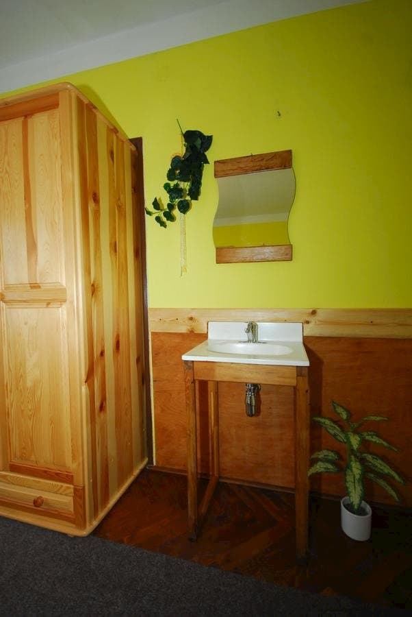 bedroom 2   3 , ladnička, umývadlo - Privát Henry