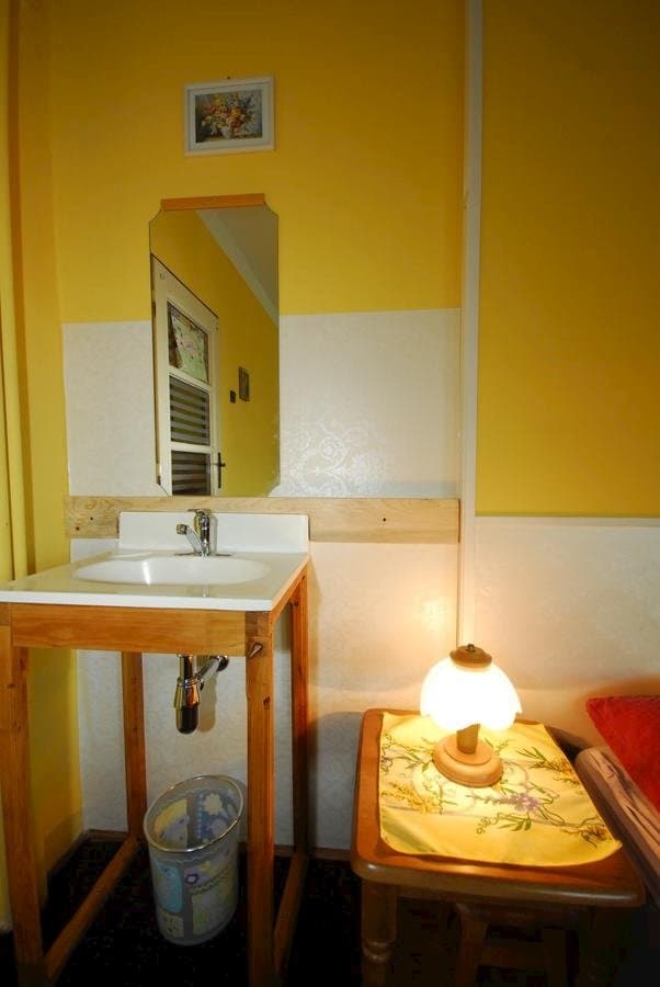 bedroom 2   1  1   1, TV sat , ladnička, umývadlo - Privát Henry