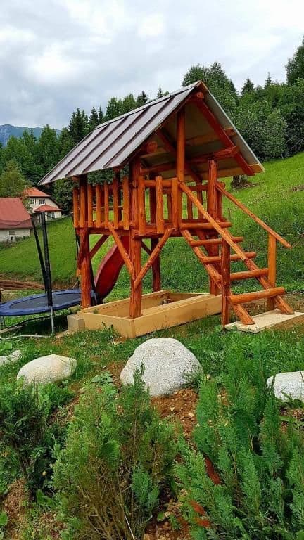 pred deti šmýkačka, hojdačka, trampolína, pieskovisko - Apartmán u Žanety