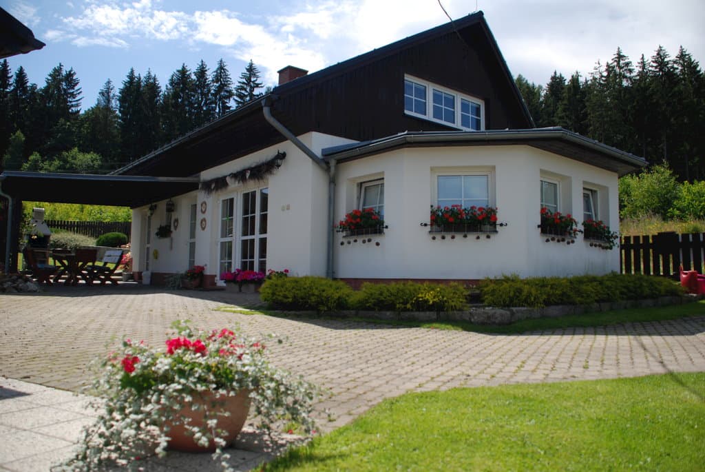 POHLED NA UBYTOVACÍ DOMEČEK - Dům u lesa
