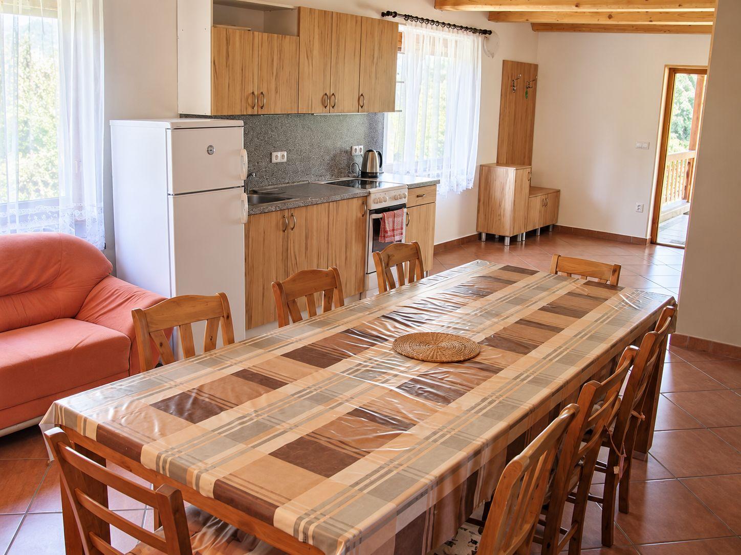 Közös helység - Házikó U přehrady