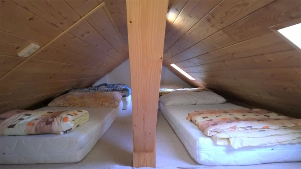 ložní prostor pro mladistvé v apartmánu B - Lesní vila