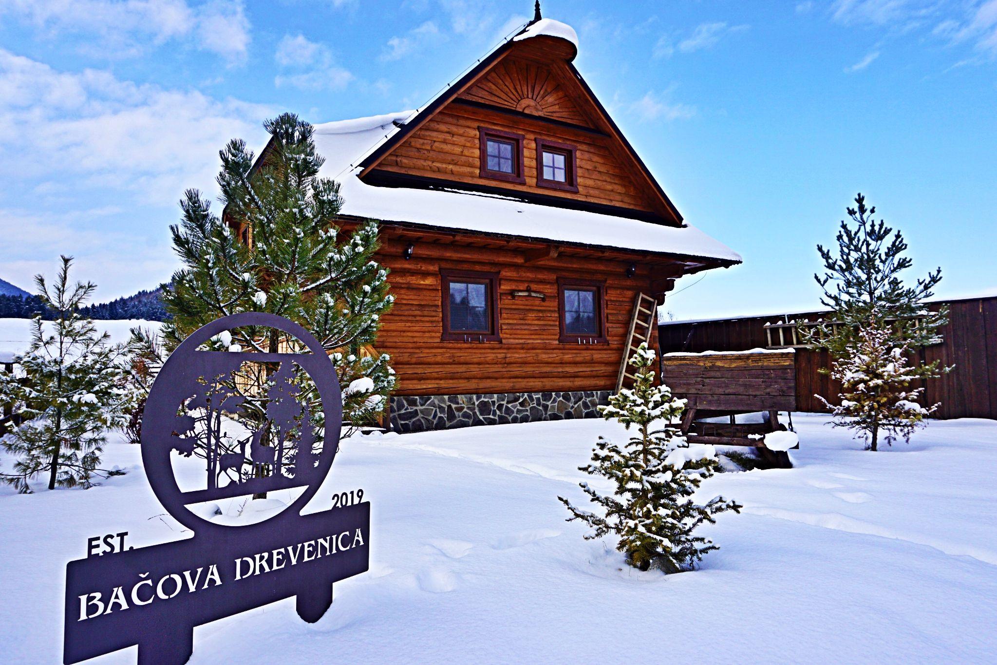 Bačova roubenka v zimě