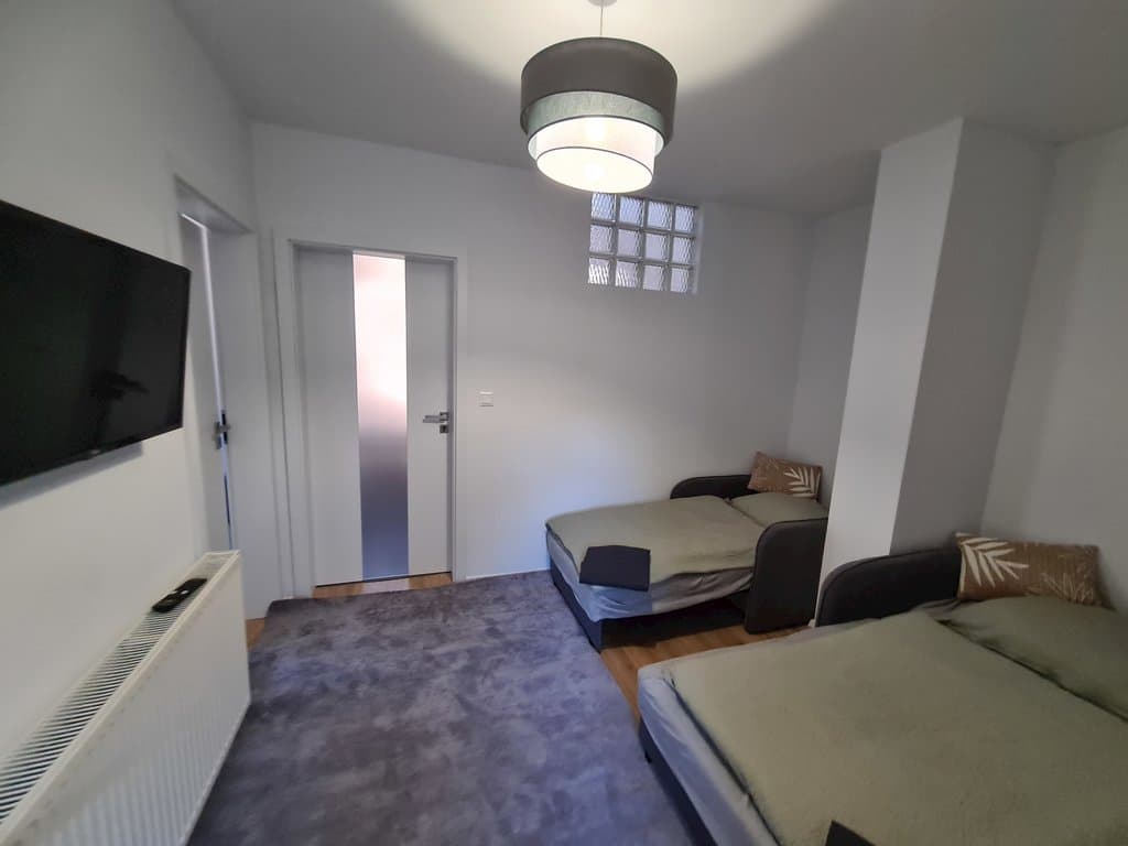 Štvrtá izba je prechodná k dispozícii sú  dve samostatné lôžka (s rozkladacími gaučami). - Ferienhaus Petra