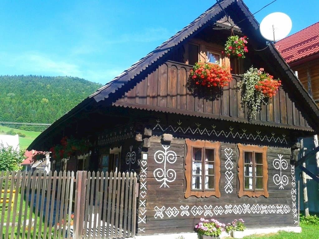 Drevenička pod vlekom v lete