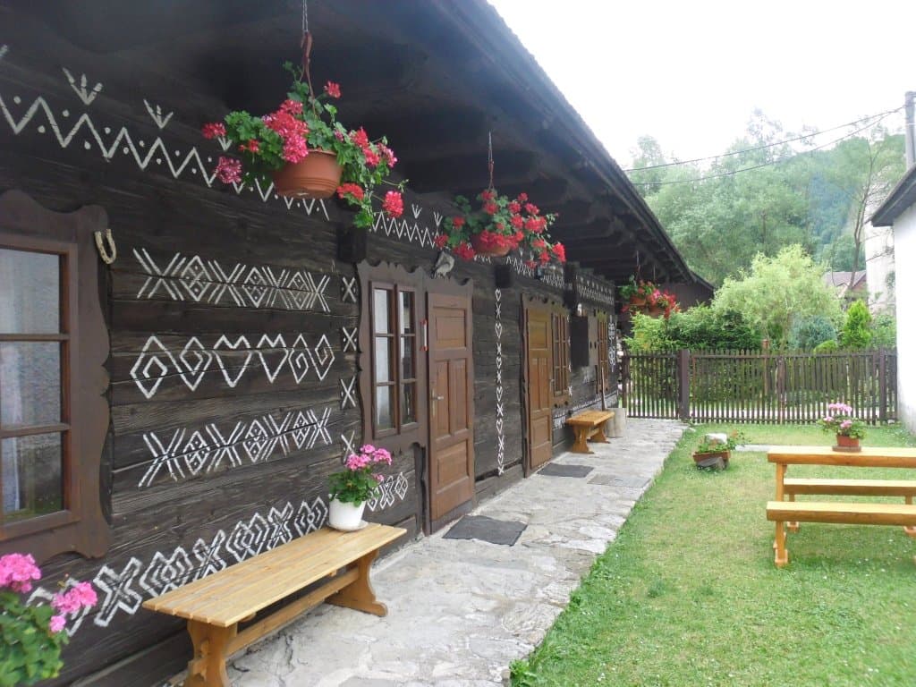 posedenie vonku 3 - Drevenička pod vlekom