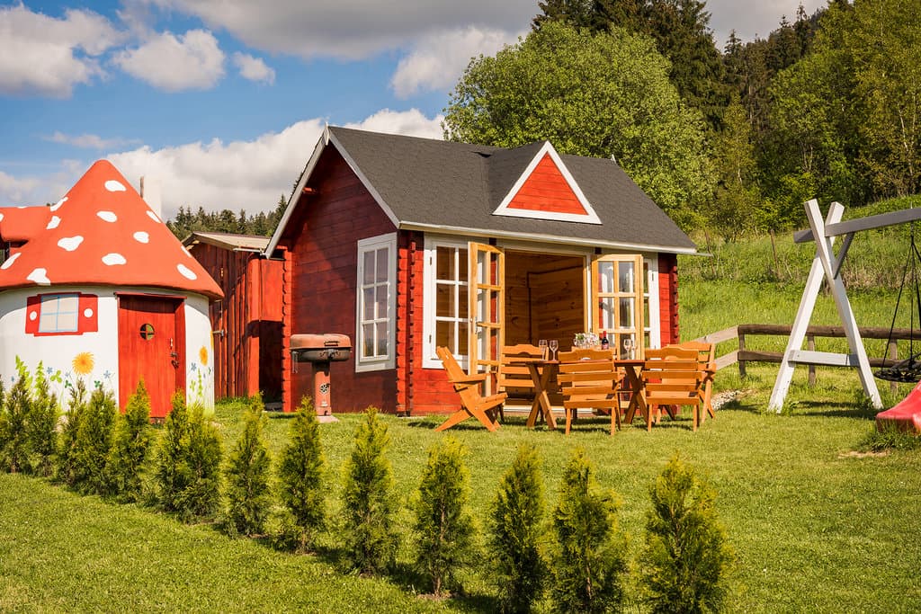 Záhradný altánok a detský domček - muchotrávka - Chata Arctic House