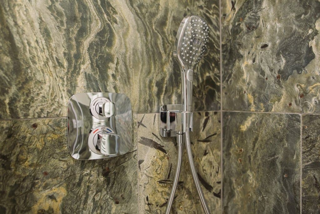 Kúpelňa na prvom poschodí. Dažďová aj ručná sprcha. Termostatické batérie Hansgrohe. Výborná spoľahlivosť a komfort v jednom. Samozrejmosťou je kvalitná hotelová kozmetika. - GREINER Boutique Mountain Chalet