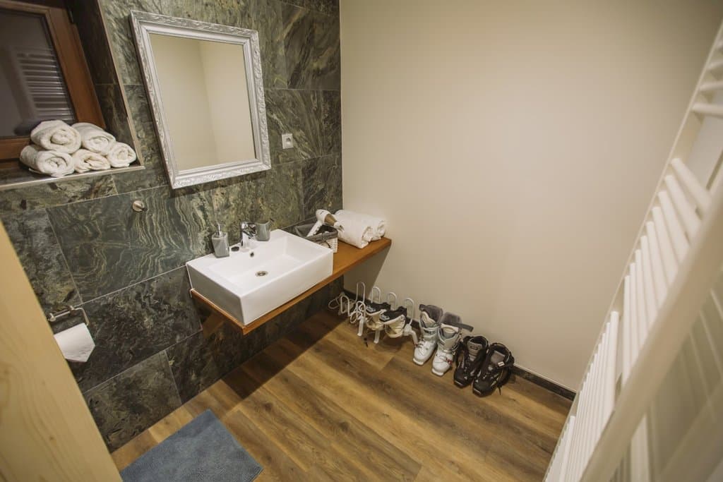 Kúpelňa v dennej zóne na prízemí. - GREINER Boutique Mountain Chalet