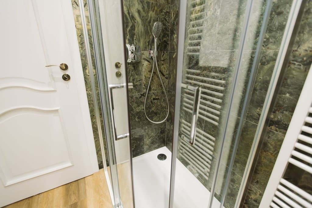Kúpelňa na prvom poschodí. Dažďová aj ručná sprcha. Termostatické batérie Hansgrohe. Máme radi komfort. - GREINER Boutique Mountain Chalet