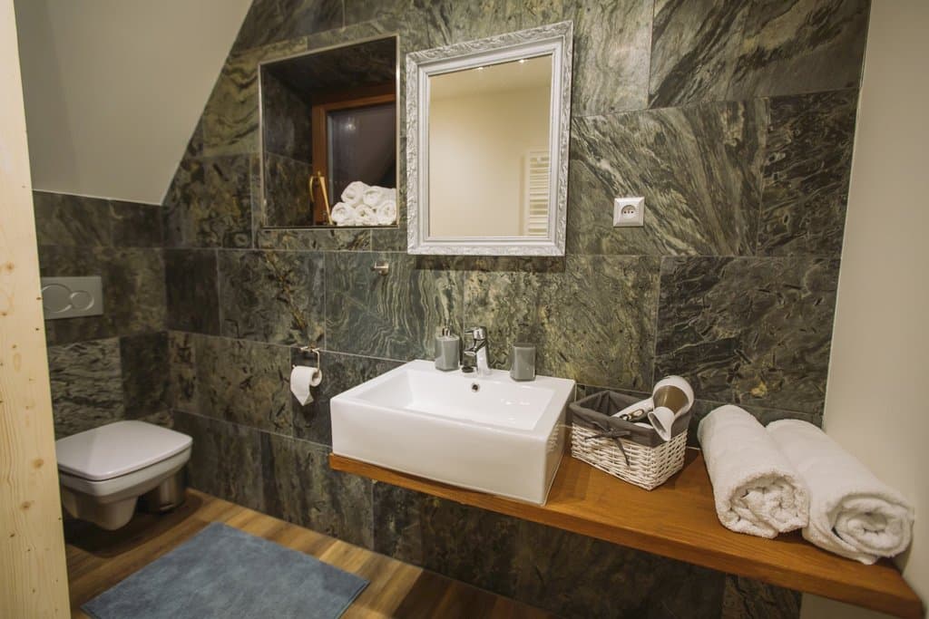 Kúpelňa v dennej zóne na prízemí. - GREINER Boutique Mountain Chalet