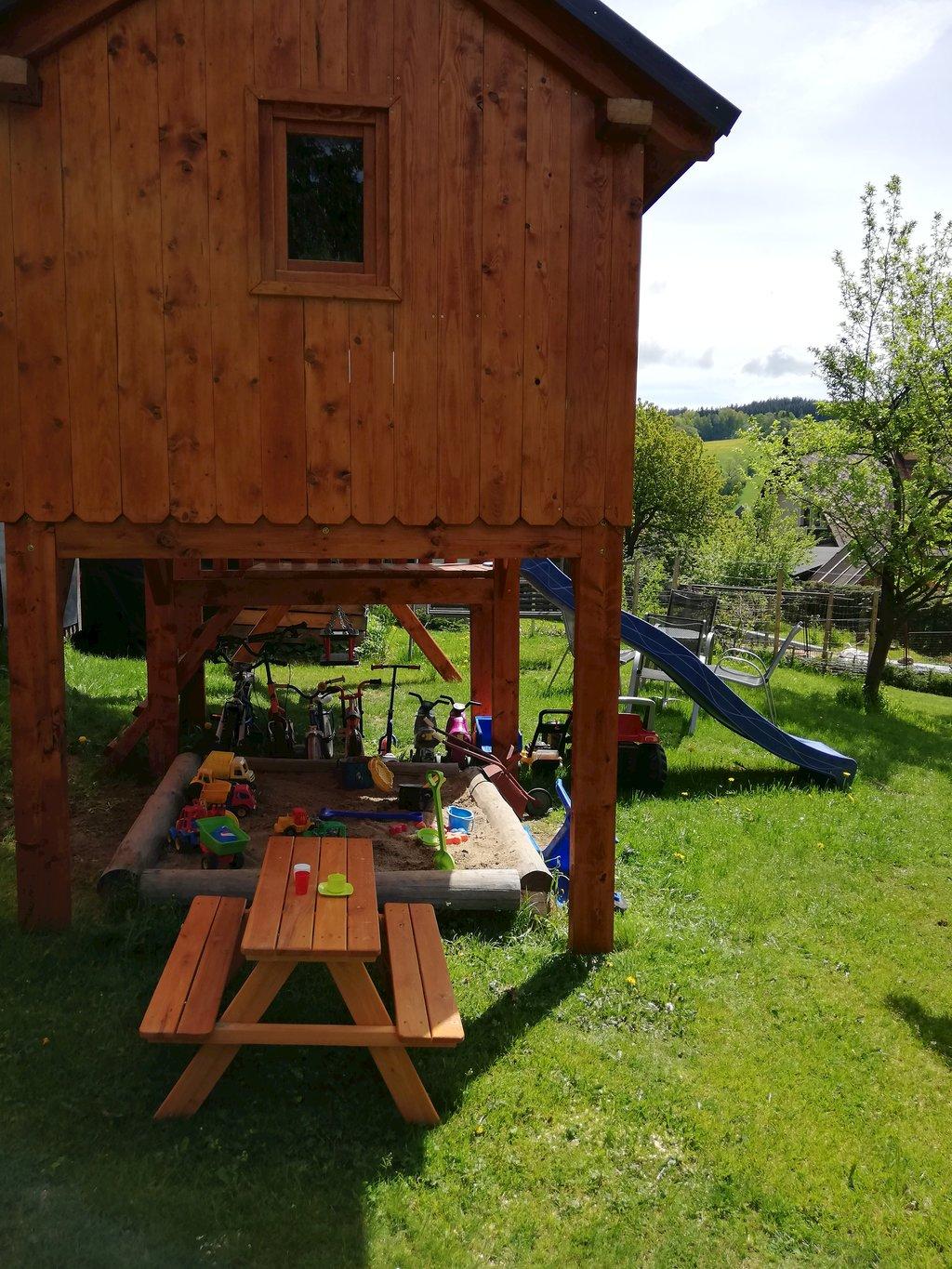 zahrada-dětské hřiště - Apartmány u Jiroušů
