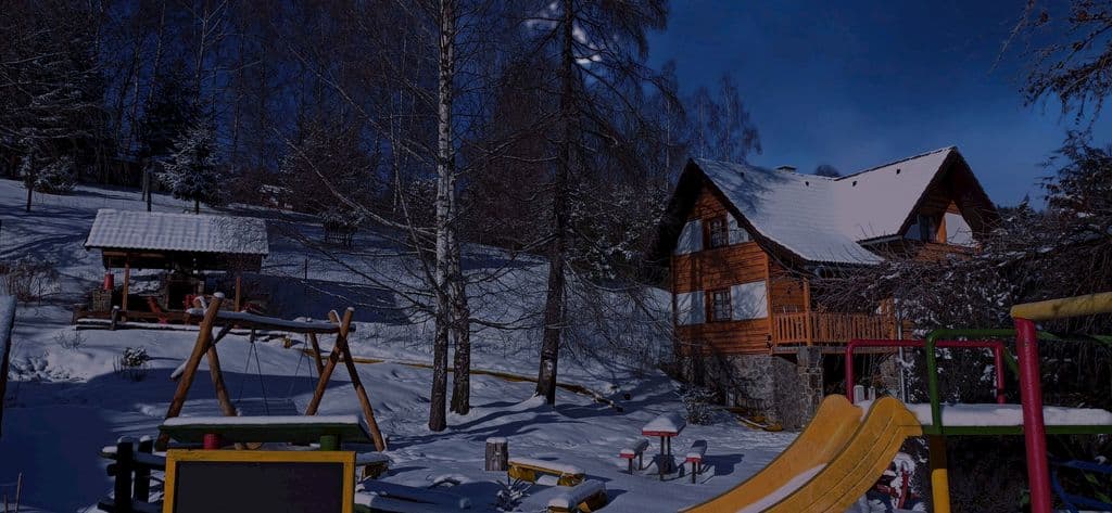 Posedenie vonku so strechou aj bez, kotlík, ohnisko, gril ... - Házikó Smrek