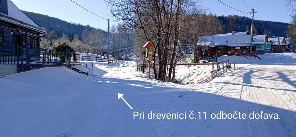 Popis cesty v Jezersku. Pri drevenici č.11 odbočte doľava. - Házikó Smrek