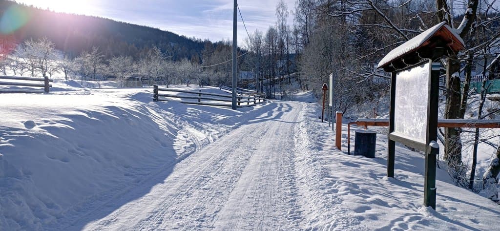 Pokračujte asi 200 m po ceste - Házikó Smrek